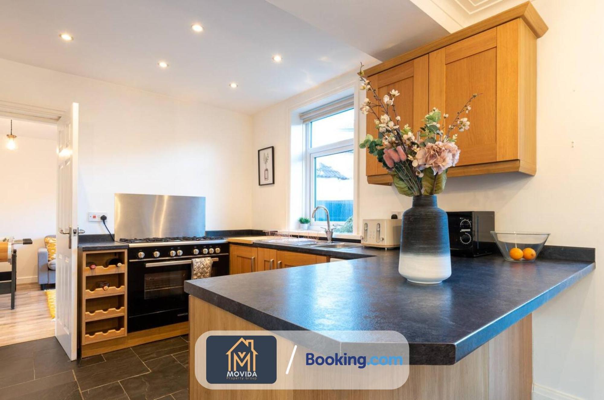 לידס Large Modern 6 Bedroom House By Movida Property Group Short Lets & Serviced Accommodation With Games Room מראה חיצוני תמונה